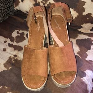 Universal Thread size 8 wedges/heels